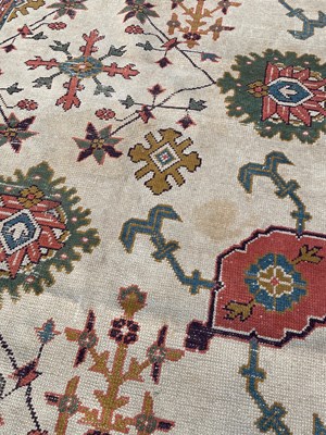 Lot 432 - An Ushak carpet