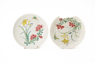 Lot 588 - A pair of famille rose dishes