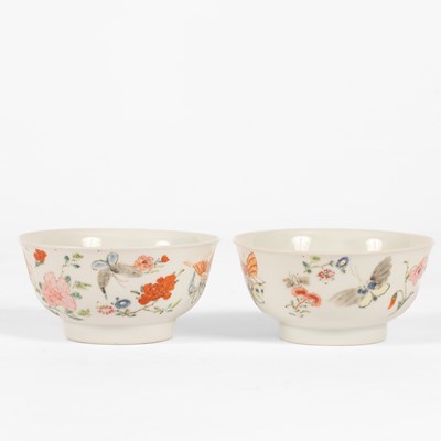Lot 589 - A pair of famille rose tea bowls