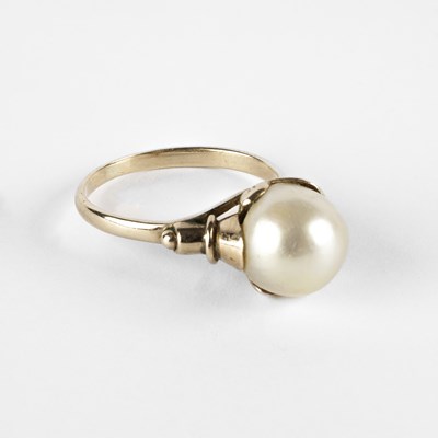 Lot 303 - A 14k yellow gold and cultured pearl dress ring