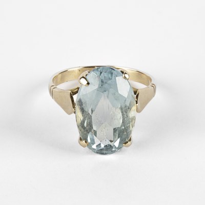 Lot 304 - A yellow gold and aquamarine single stone ring
