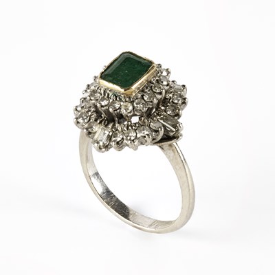 Lot 306 - An emerald and diamond dress ring