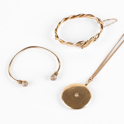 Lot 315 - An 18ct yellow gold circular pendant locket