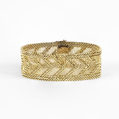 Lot An 18k yellow gold bracelet