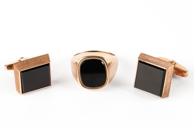 Lot 323 - A pair of 9ct yellow gold and onyx cufflinks