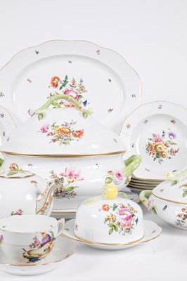 Lot 384 - A Herend 'Bouquet de Herend' pattern part dinner service