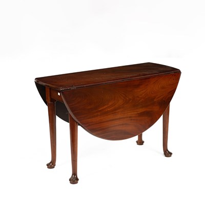 Lot 619 - A George II mahogany oval drop leaf table