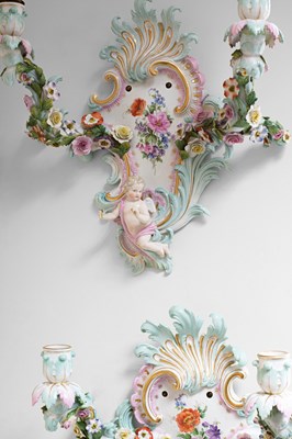 Lot 502 - A pair of Meissen wall sconces