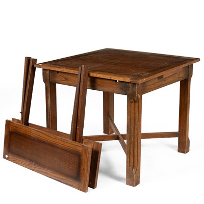 Lot 647 - A 1930s drawleaf dining table