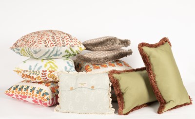 Lot 422 - Throw pillows