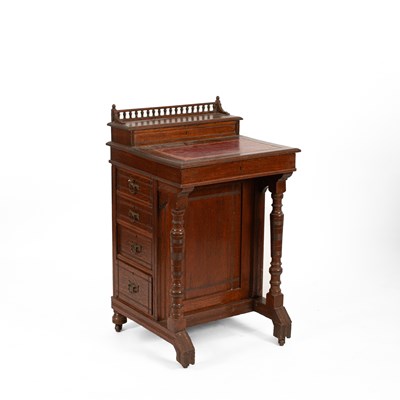 Lot 558 - An Edwardian oak Davenport