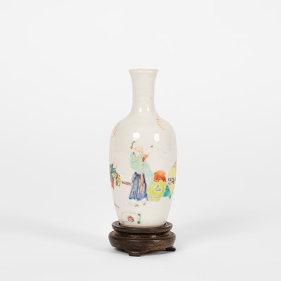 Lot 628 - A Chinese small famille rose vase