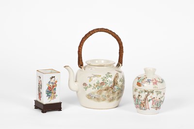 Lot 630 - A Chinese famille verte teapot