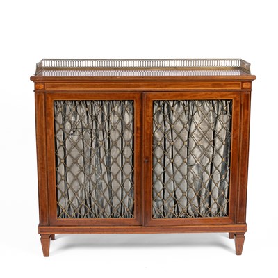 Lot 638 - A Regency style mahogany side cabinet
