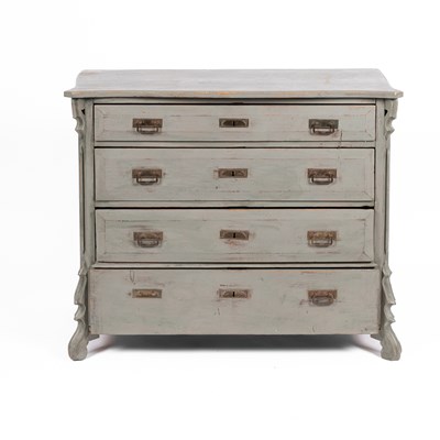 Lot 662 - A painted pine chest