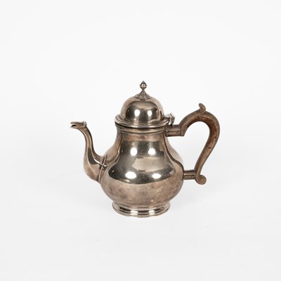 Lot 53 - A George I style silver teapot