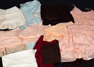 Lot 421 - A collection of vintage nightwear and undergarments