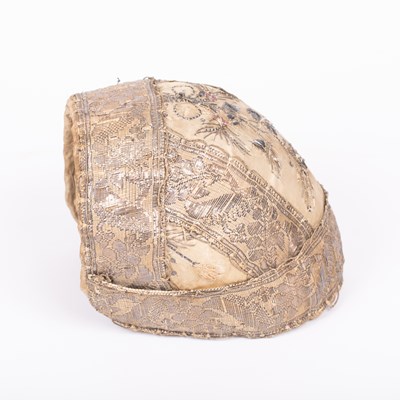 Lot 816 - A child's cap