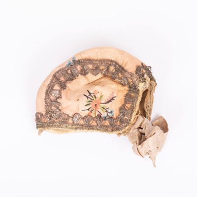 Lot 822 - A baby's bonnet