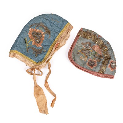 Lot 823 - A baby's cap