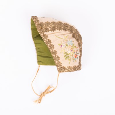 Lot 825 - A baby's bonnet