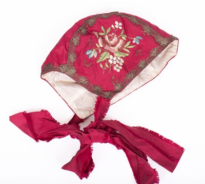 Lot 826 - A child's bonnet