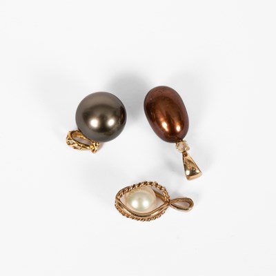 Lot 8 - Three pearl pendants