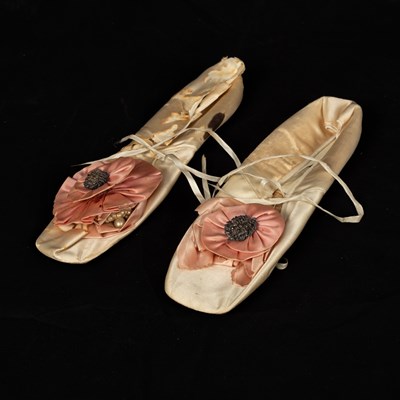 Lot 417 - A pair satin slippers
