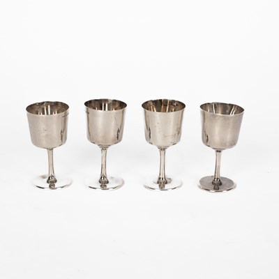 Lot 67 - An Edwardian silver-handled shoe horn and two button hooks