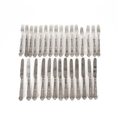 Lot 70 - A quantity of matched Queen's pattern dessert knives and forks