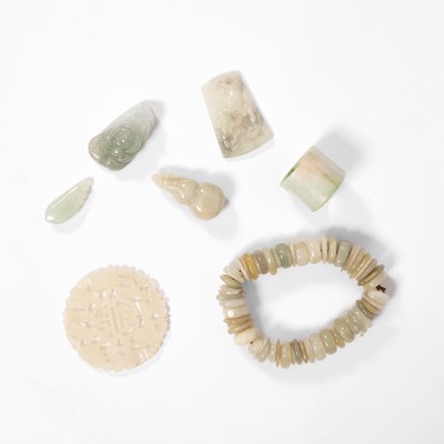 Lot 464 - Assorted nephrite and jadeite pieces
