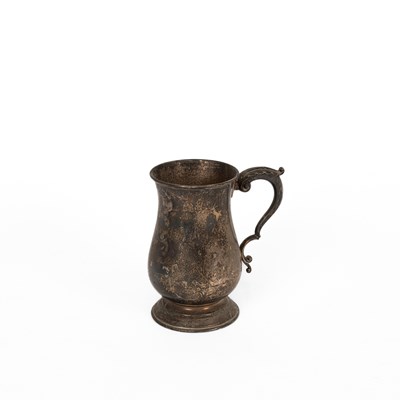 Lot 45 - A Georgian style silver mug