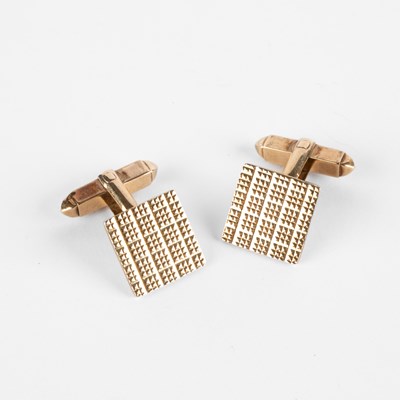 Lot 333 - A pair of 9ct yellow gold cufflinks