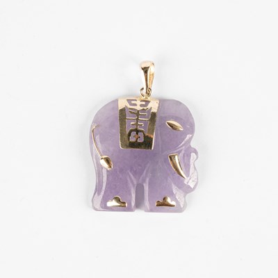 Lot 325 - A carved elephant pendant