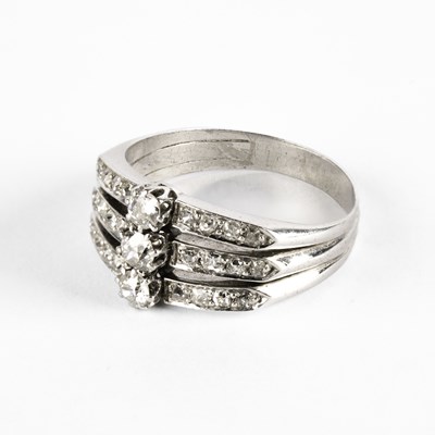 Lot 252 - A white metal and diamond dress ring