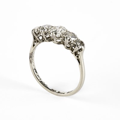 Lot 257 - A diamond five-stone ring