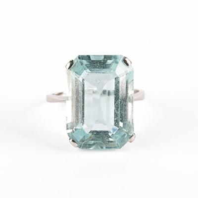 Lot 258 - A white metal and aquamarine cocktail ring