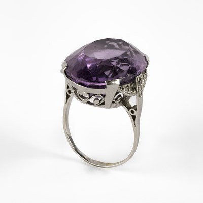 Lot 261 - An Art Deco amethyst and diamond cocktail ring