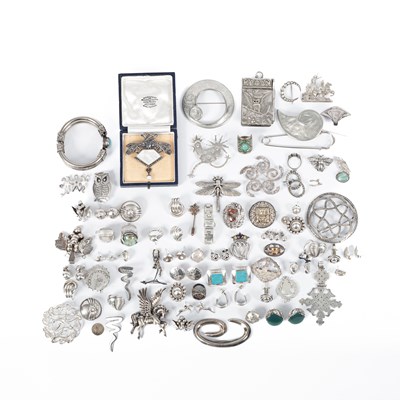 Lot 267 - A collection of Victorian and later silver jewellery