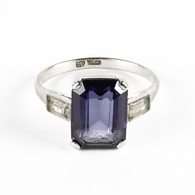 Lot 270 - An Art Deco style synthetic sapphire three stone ring