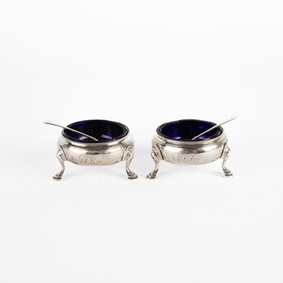 Lot 25 - A pair of George III silver circular salts
