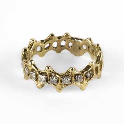 Lot 217 - An 18ct yellow gold and diamond ring
