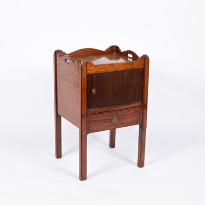 Lot 686 - A George III mahogany tray top commode