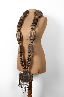 Lot 701 - A Mughal embroidered ceremonial garland