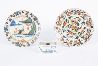 Lot 715 - An English Delft charger (Lambeth)