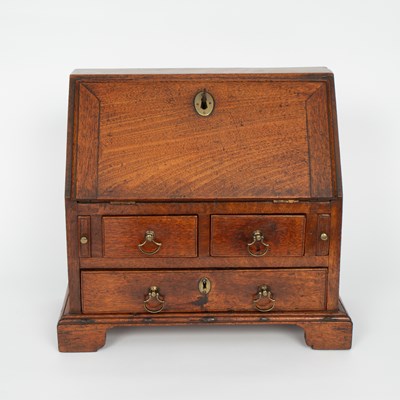 Lot 863 - A George III mahogany apprentice bureau