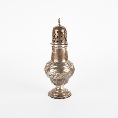 Lot 31 - An Edwardian silver caster