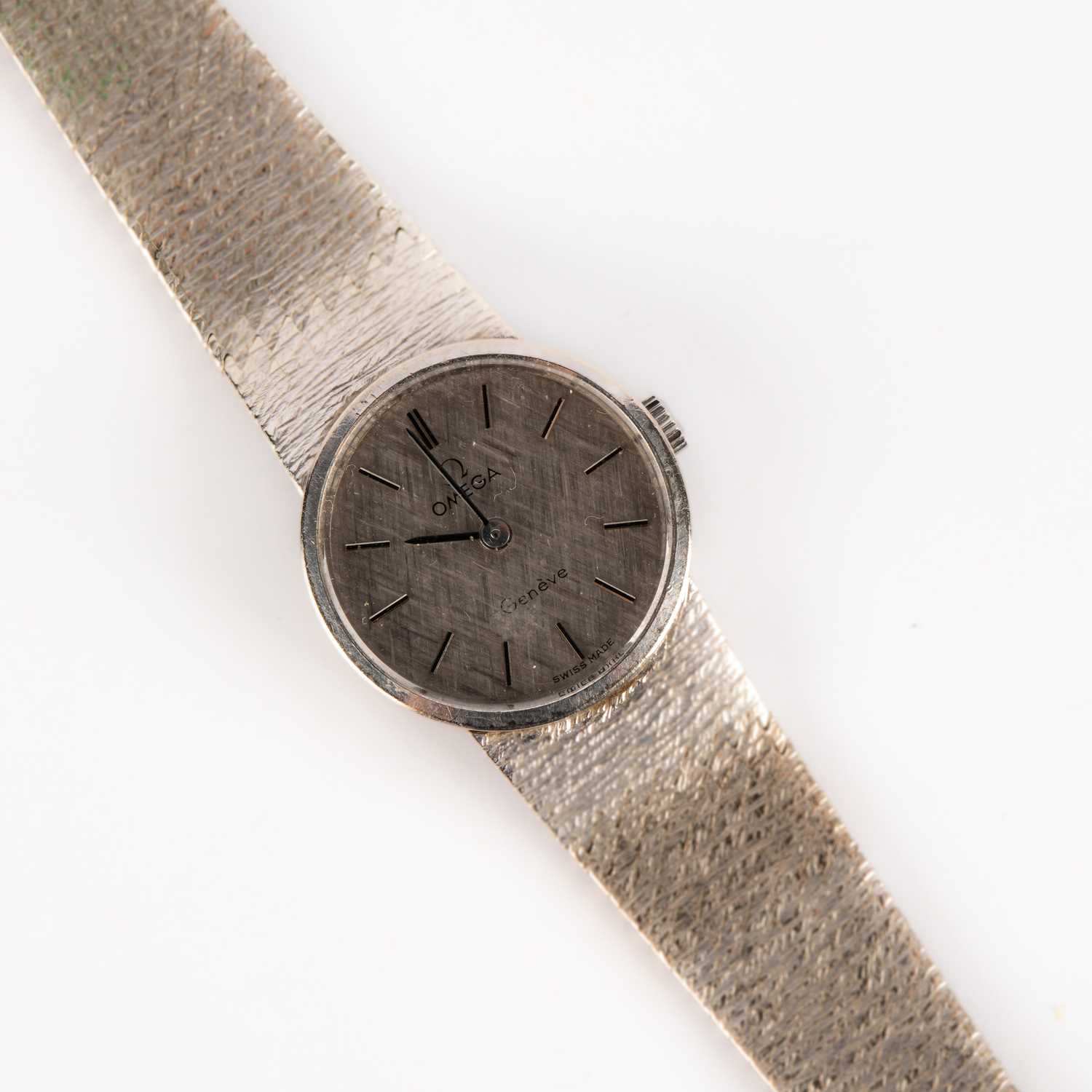 Lot 194 - A lady's 9ct white gold Omega wristwatch
