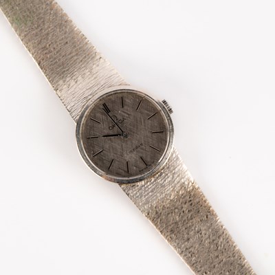 Lot 194 - A lady's 9ct white gold Omega wristwatch