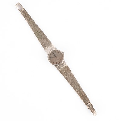 Lot 194 - A lady's 9ct white gold Omega wristwatch